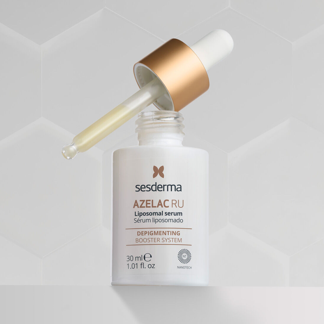 Imagen mano con s&eacute;rum Azelac Ru abierto